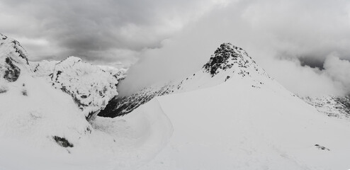 Panorama z przełęczy Liliowe na szczyt Beskid w zimowej aurze. Polska. Europa - obrazy, fototapety, plakaty