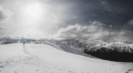 Panorama na Tatry. Duża ilość śniegu z zagrożeniem lawinowym. - obrazy, fototapety, plakaty