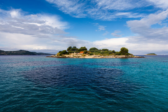 Otočić Gube&scaron;a, a small island sheltering the bay of Uvala Gradina near Vela Luka, Korčula, Dubrovnik-Neretva, Croatia 