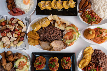 Mesa con diferentes tipos de platos, tipo banquete