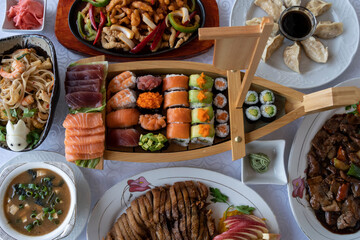 Mesa con diferentes tipos de platos, tipo banquete