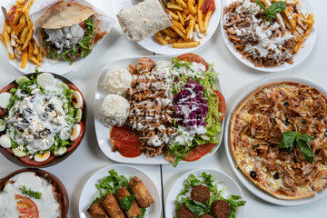 Mesa con diferentes tipos de platos, tipo banquete