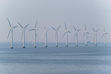 Detail des Offshore-Windparks Middelgrunden vor der Küste der dänischen Hauptstadt Kopenhagen im Øresund mit Windrädern in der Ostsee mit viel Textfreiraum im Meer und Himmel