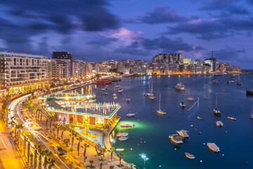 Night panoramic cityscape of Sliema Bay in Malta - obrazy, fototapety, plakaty