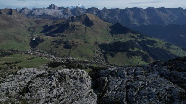 La Chaîne des Aravis et le Mont Blanc depuis le Roc des Tours