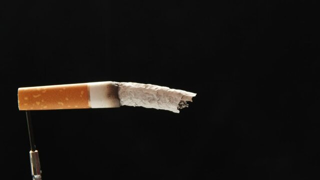 Timelapse de cigarrillo consumi&eacute;ndose en horizontal