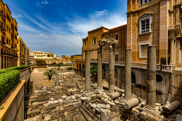 Obraz premium Lebanon. Beirut, capital of Lebanon. Granite columns standing at the intersection of two main streets of Roman Beirut near ancient Forum (in the background)