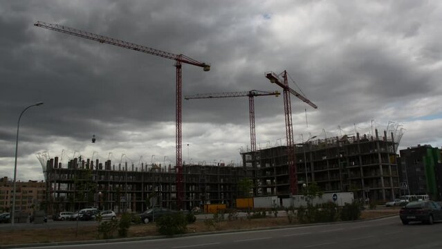 Timelapse de gruas construyendo edificio