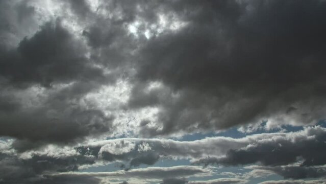 Timelapse de nubes pasando por el sol