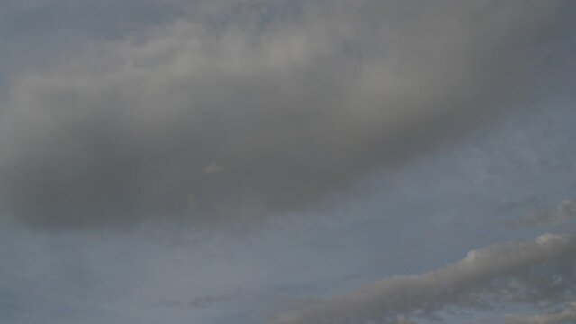 Timelapse de nubes altas pasando r&aacute;pido