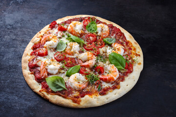 Traditionelle italienische Pizza frutti di mare Riesengarnelen, Tomaten und Mozzarella serviert als...
