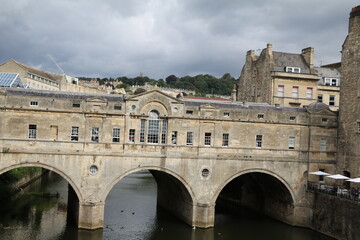 Fototapeta premium View to Pulteney bridge at the Avon River in Bath, England Great Britain