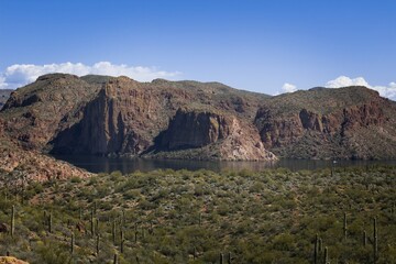 Fototapeta na wymiar Canyon lake and jagged rock mountain near the small town of Tortilla Flats, Arizona.