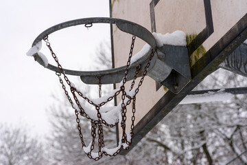 Kosz do ulicznej koszykówki . Kosz z łańcuchów , śnieg na tablicy i koszu do koszykówki ....