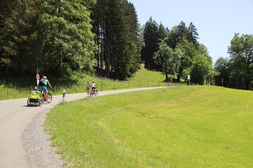 Radtour mit der Familie im fr&uuml;hlingshaften Oberallg&auml;u