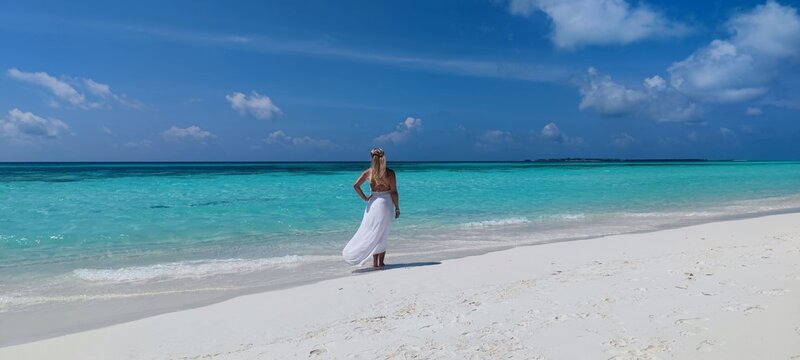 A Woman in White Dress on the beach Like paradies, Frau mit weißem Kleid Brautkleid am Traumstrand