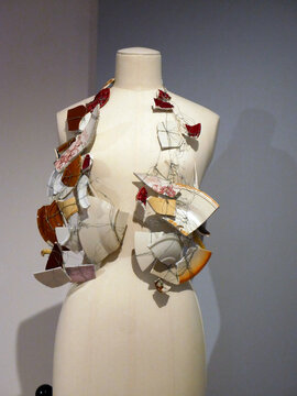 80s fashion, vintage haute couture : Martin Margiela, waistcoat, metal wire, faience, cotton ribbon - 1989