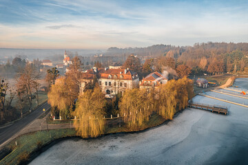 Zima nad stawem w Zebrzydowicach z pięknym parkiem pałacowym na Śląsku w Polsce, panorama z...