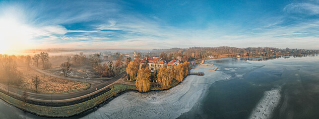 Zima nad stawem w Zebrzydowicach z pięknym parkiem pałacowym na Śląsku w Polsce, panorama z lotu ptaka - obrazy, fototapety, plakaty