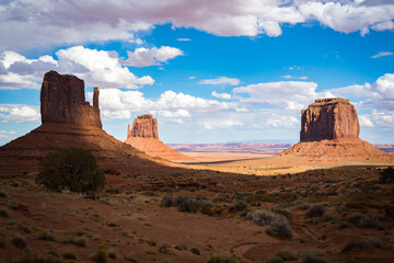 Fototapeta na wymiar mitten buttes in monument valley on a sunny day 