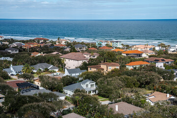 Obraz premium Aerial view of the town of Ponce Inlet Florida on a sunny day, with a view of the Atlantic Ocean