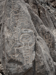 figura humanoide tallada en roca, petroglifos  primitivos en Huancor, Perú © Prock86