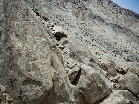 figura humanoide tallada en roca, petroglifos  primitivos en Huancor, Per&uacute;