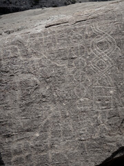 Arte tallado en rocas, dios cabeza serpiente, figura humanoide, cultura antigua, Petroglifos de huancor, Perú, Sudamérica - obrazy, fototapety, plakaty