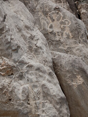 Petroglifos de huancor, figuras humanoides talladas en roca, cultura antigua,  Perú, Sudamérica © Prock86