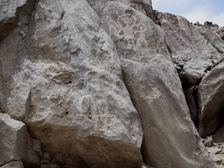 Petroglifos de huancor, figuras humanoides talladas en roca, cultura antigua,  Perú, Sudamérica