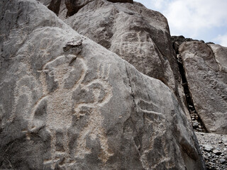 Petroglifos de huancor, figuras humanoides talladas en roca, cultura antigua,  Perú, Sudamérica