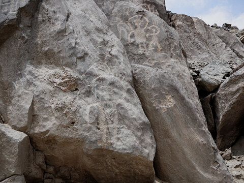 Petroglifos de huancor, figuras humanoides talladas en roca, cultura antigua,  Per&uacute;, Sudam&eacute;rica