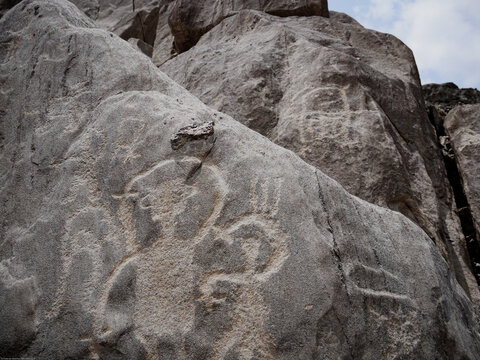 Petroglifos de huancor, figuras humanoides talladas en roca, cultura antigua,  Per&uacute;, Sudam&eacute;rica