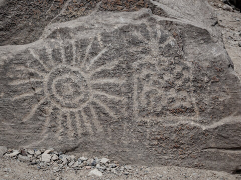 figuras geom&eacute;tricas sol y cuadrado en petroglifos de huancor, Per&uacute;, Sudam&eacute;rica
