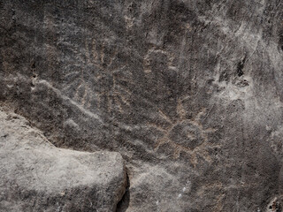 figuras geométricas sol y cuadrado en petroglifos de huancor, Perú, Sudamérica