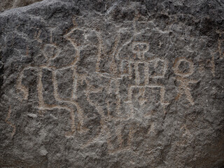 Petroglifos de huancor, figuras humanoides talladas en roca, cultura antigua,  Perú, Sudamérica