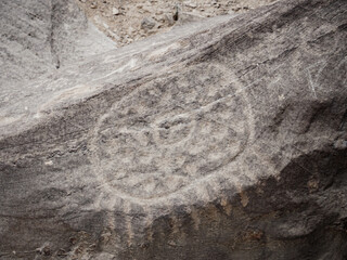 Petroglifos de huancor, figura redondeada tallada en roca, cultura antigua,  Perú, Sudamérica - obrazy, fototapety, plakaty
