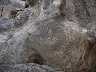 Petroglifos de huancor, figura humanoide con esferas tallada en roca, cultura antigua,  Perú, Sudamérica - obrazy, fototapety, plakaty