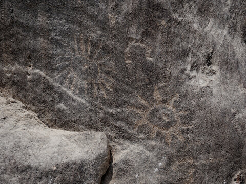 figuras geom&eacute;tricas sol y cuadrado en petroglifos de huancor, Per&uacute;, Sudam&eacute;rica