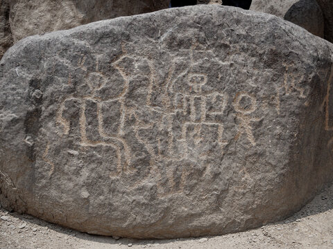 Petroglifos de huancor, figuras humanoides talladas en roca, cultura antigua,  Per&uacute;, Sudam&eacute;rica