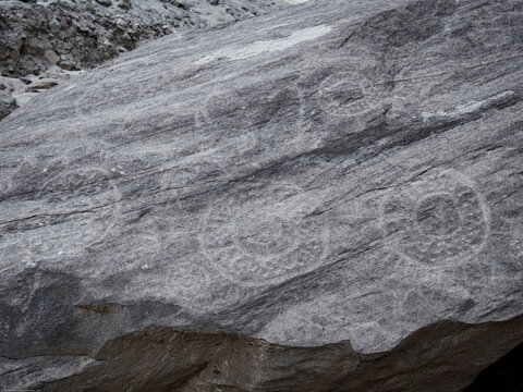 Petroglifos de huancor, figuras geom&eacute;tricas tallada en roca, esferas, circulos, cultura antigua,  Per&uacute;, Sudam&eacute;rica