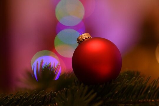 Pallina rossa di natale per albero di natale con bokeh dietro