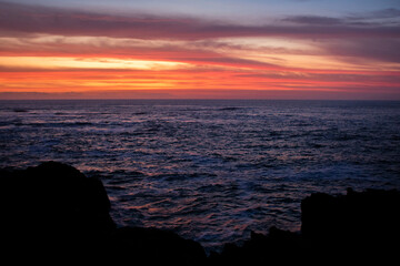 Atardecer en la playa con rocas