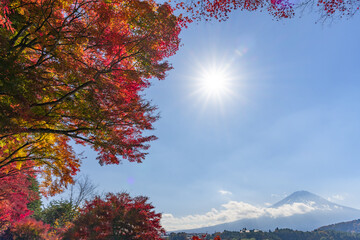 山梨県富士河口湖町　紅葉シーズンの河口湖