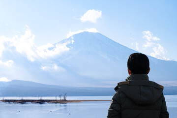 Fototapeta premium 富士山を見つめる少年