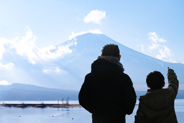 富士山を見つめる親子