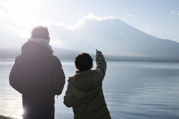 富士山を見つめる親子