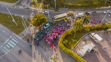 Grupo de personas caminando en la ciudad de Cartagena en honor al cancer de mama.