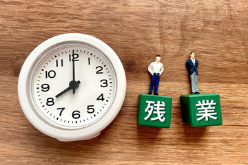 残業するサラリーマン　過重労働