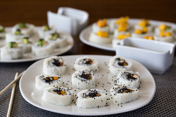 sushi salmon ajonjoli